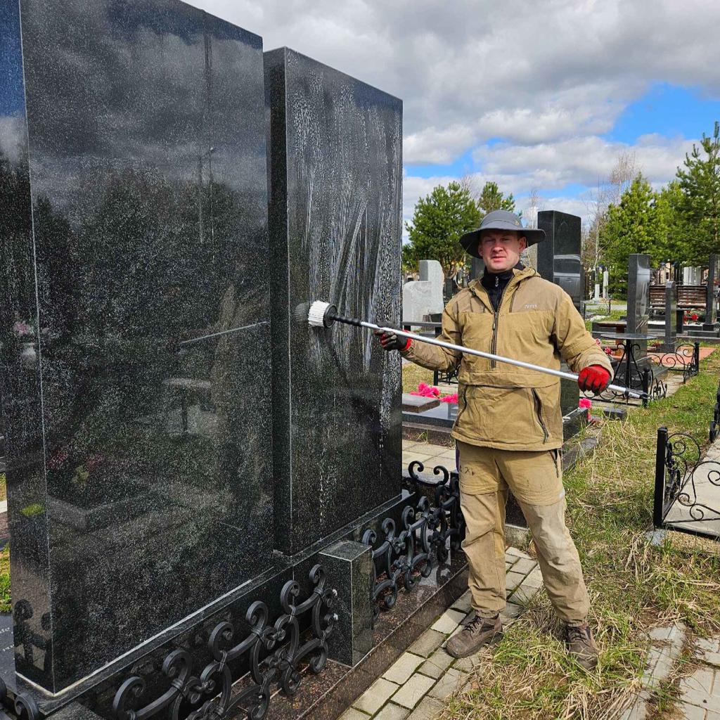 Уборка могил в Перми
