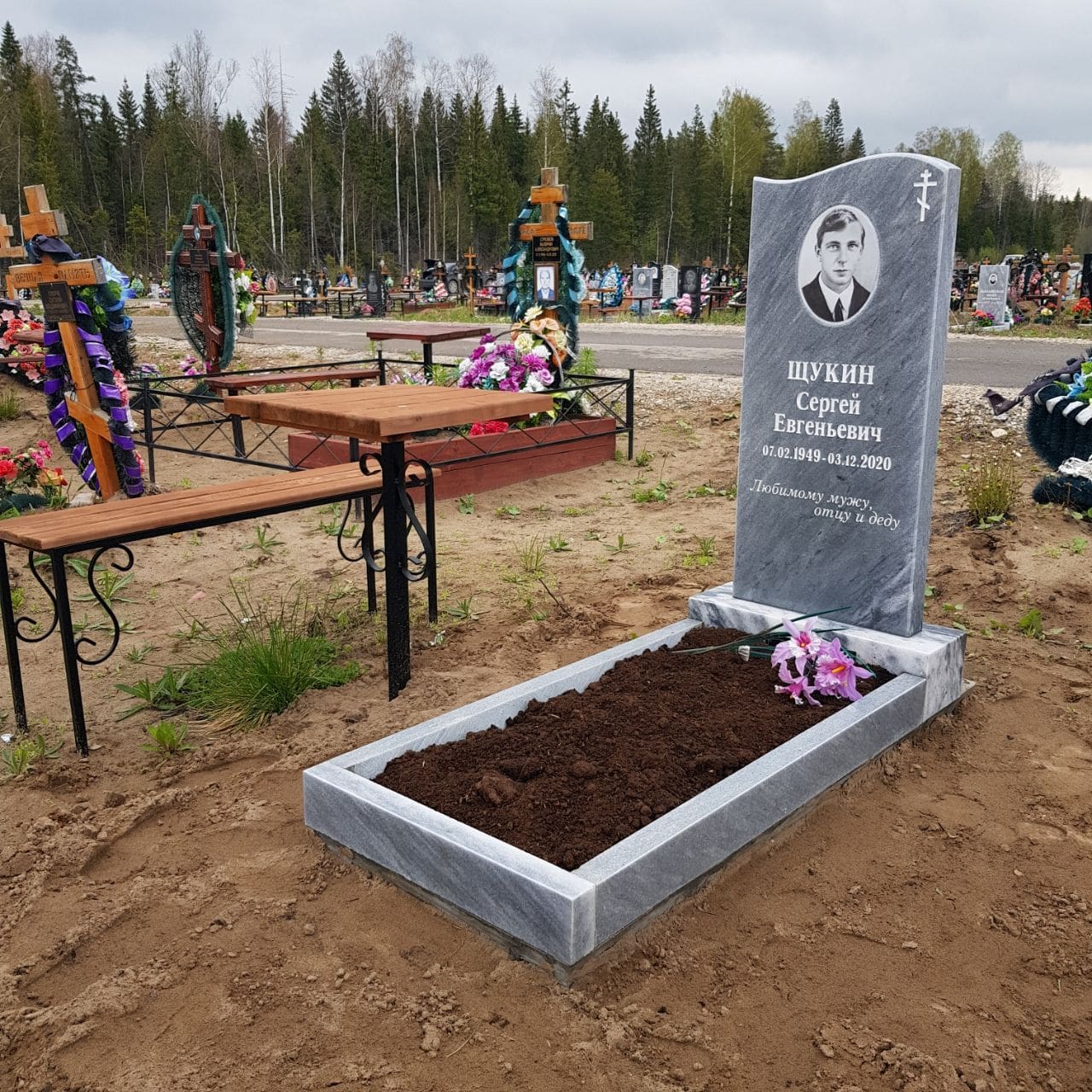 Мраморный памятник на могилу Памятник из мрамора на могилу